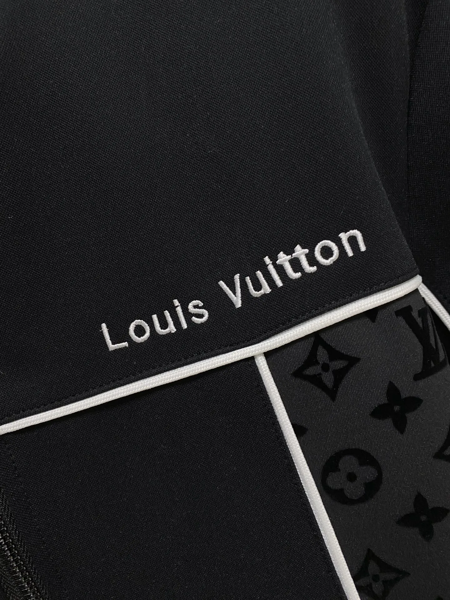🅿️720 LV hot-selling suit is coming. Focus on the original version of the official website. 2025 new hot-selling cardigan suit. The original order is the best. 🇭🇰The meticulous work of top designers. It has a fitting and perfect upper body effect. All-natural high-quality Tencel Roman cotton 100%, close-fitting comfort, noble and elegant! Original hardware embodies elegance and nobility! Counter size: M-3XL (maximum wear up to 190 pounds)